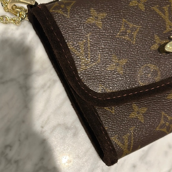 Redesigned/refurbished LV Crossbody Bag - Picture 4 of 6